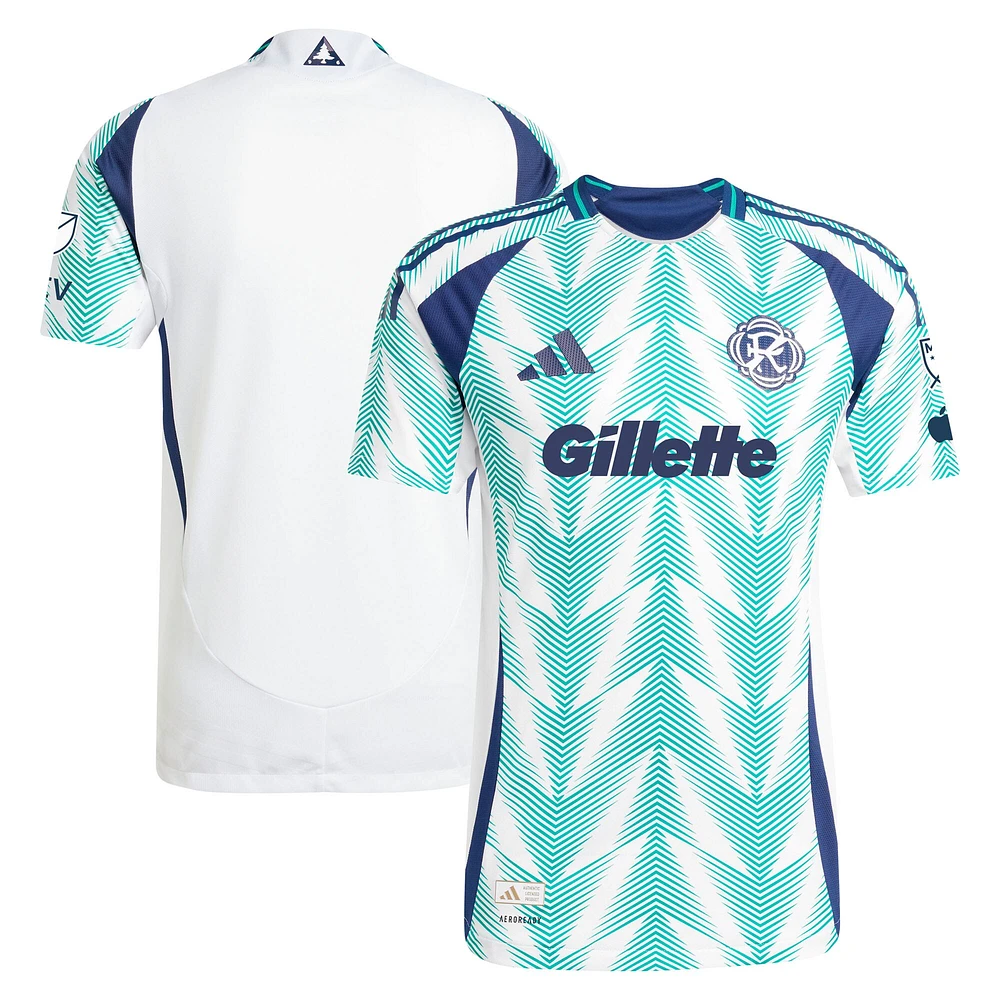 Maillot authentique adidas New England Revolution 2025 Eastern White Pine x Flag of pour homme