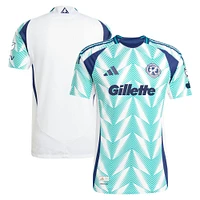 Maillot authentique adidas New England Revolution 2025 Eastern White Pine x Flag of pour homme