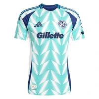 Maillot authentique adidas New England Revolution 2025 Eastern White Pine x Flag of pour homme
