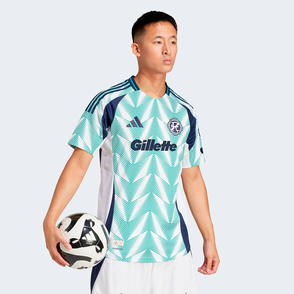Maillot authentique adidas New England Revolution 2025 Eastern White Pine x Flag of pour homme