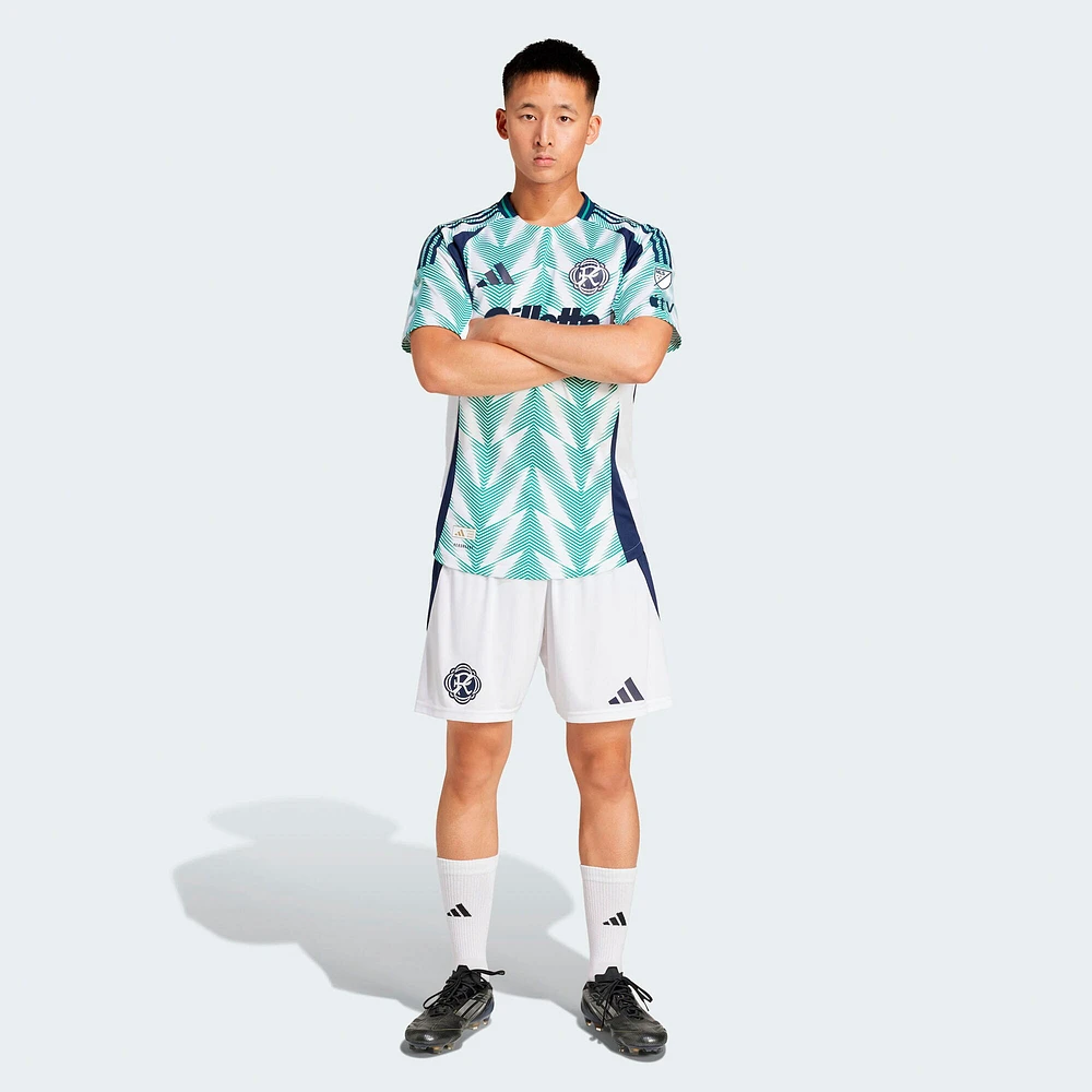 Maillot authentique adidas New England Revolution 2025 Eastern White Pine x Flag of pour homme