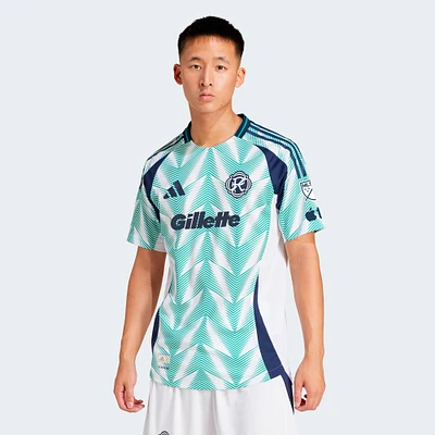 Maillot authentique adidas New England Revolution 2025 Eastern White Pine x Flag of pour homme