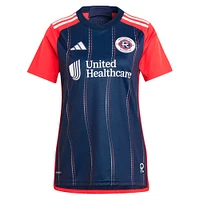 Maillot de joueur adidas Carles Gil bleu marine New England Revolution 2024 Boston Tea Party Replica pour femme