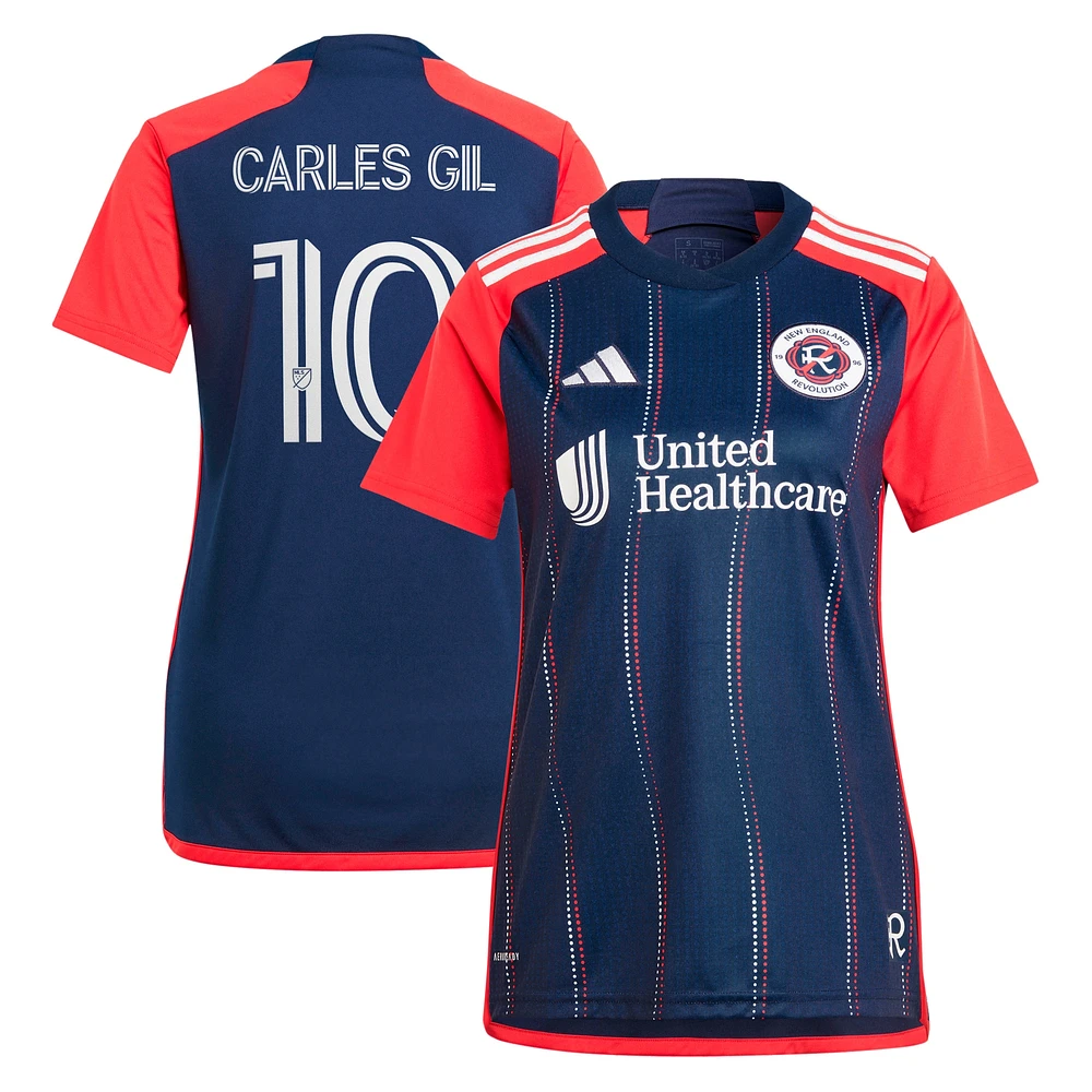 Maillot de joueur adidas Carles Gil bleu marine New England Revolution 2024 Boston Tea Party Replica pour femme