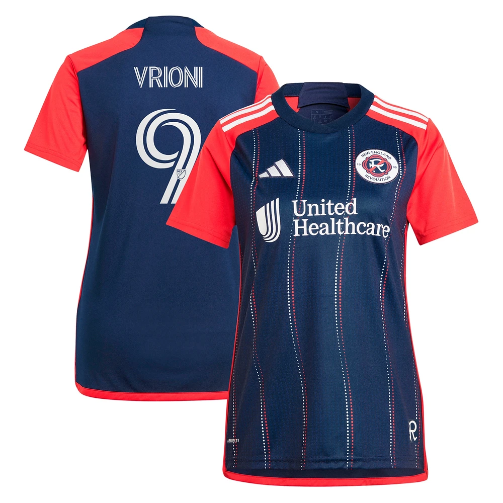 Maillot de joueur adidas Giacomo Vrioni bleu marine New England Revolution 2024 Boston Tea Party Replica pour femme