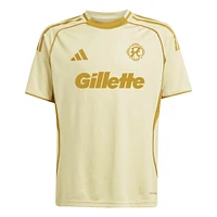 Haut d'avant-match adidas Tan New England Revolution 2025 One Planet pour jeunes