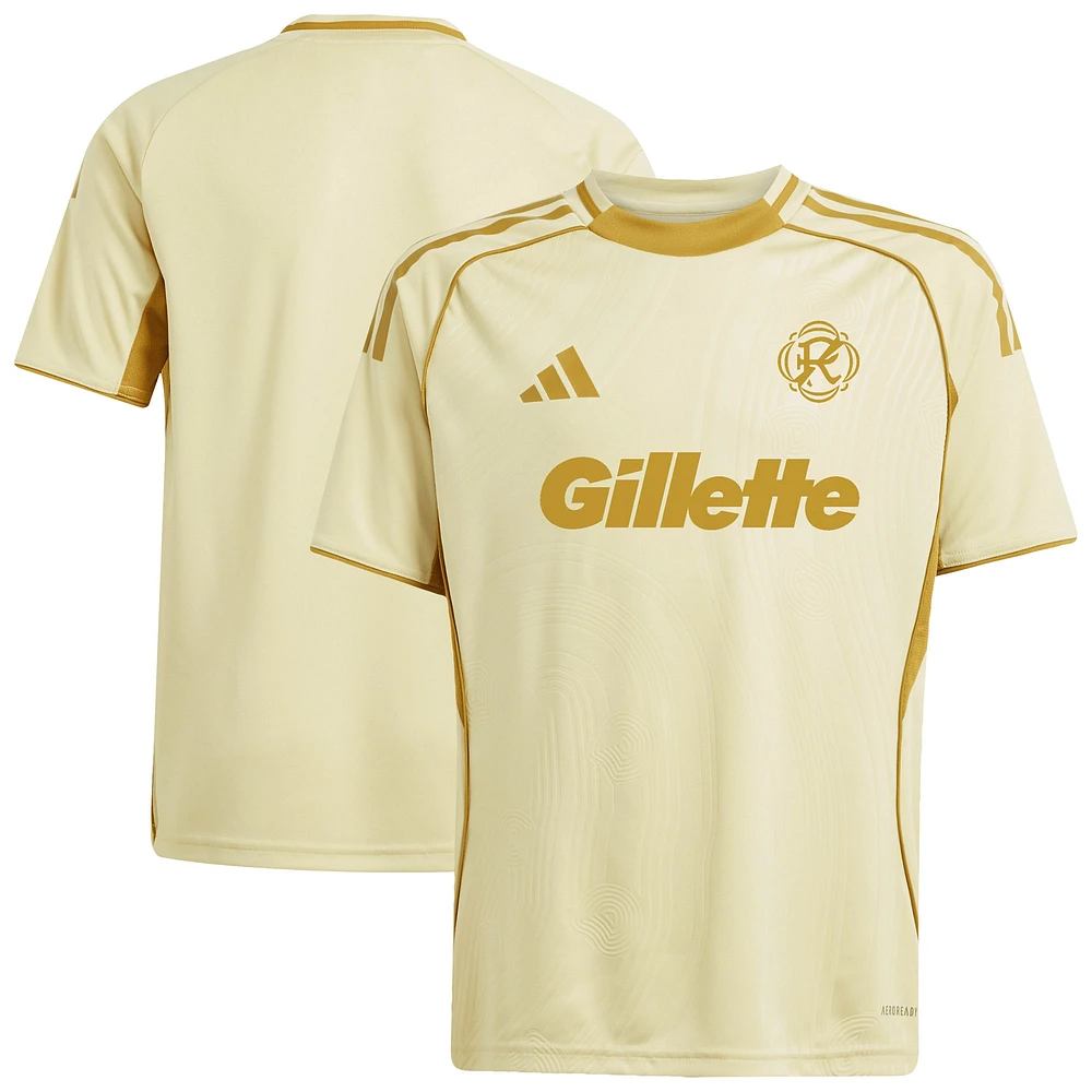 Haut d'avant-match adidas Tan New England Revolution 2025 One Planet pour jeunes