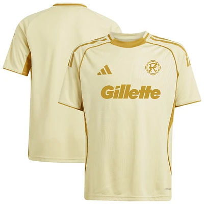 Haut d'avant-match adidas Tan New England Revolution 2025 One Planet pour jeunes