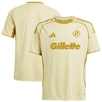 Haut d'avant-match adidas Tan New England Revolution 2025 One Planet pour jeunes