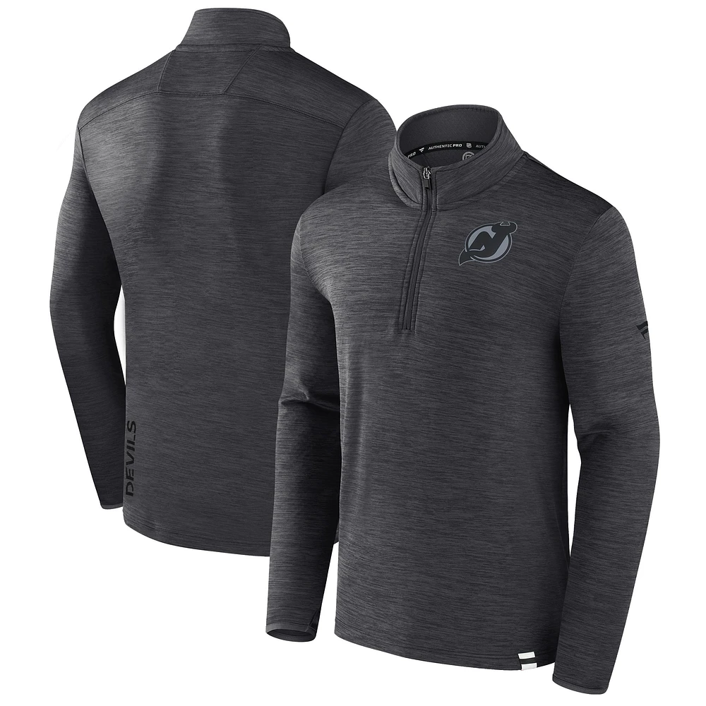 Pull à glissière quart de tour avec logo ton sur des Devils du New Jersey pour hommes Fanatics Heather Charcoal