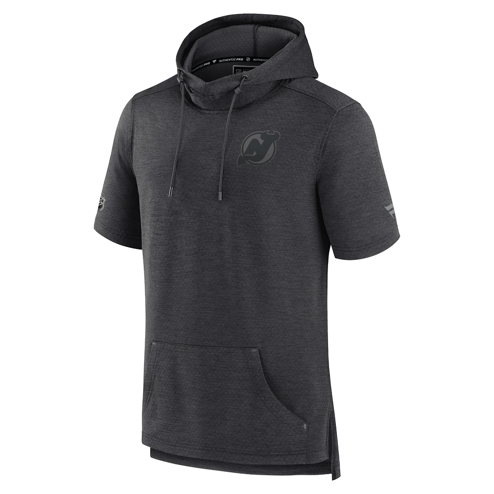 Sweat à capuche manches courtes Fanatics Heather Charcoal New Jersey Devils Authentic Pro Road Performance pour hommes