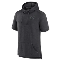 Sweat à capuche manches courtes Fanatics Heather Charcoal New Jersey Devils Authentic Pro Road Performance pour hommes