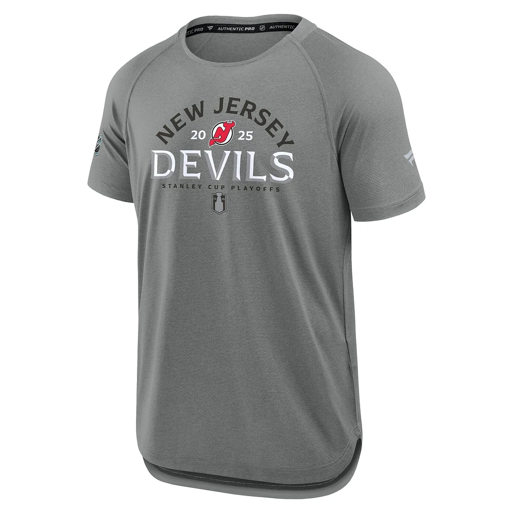 T-shirt de performance authentique Pro Rink Fanatics Heather Grey pour homme, Devils du New Jersey, séries éliminatoires la Coupe Stanley 2025