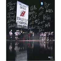 Les Devils du New Jersey ont autographié 16 "x 20" Photographie de la levée de la bannière des champions de la Coupe Stanley 2000 avec 20 signatures