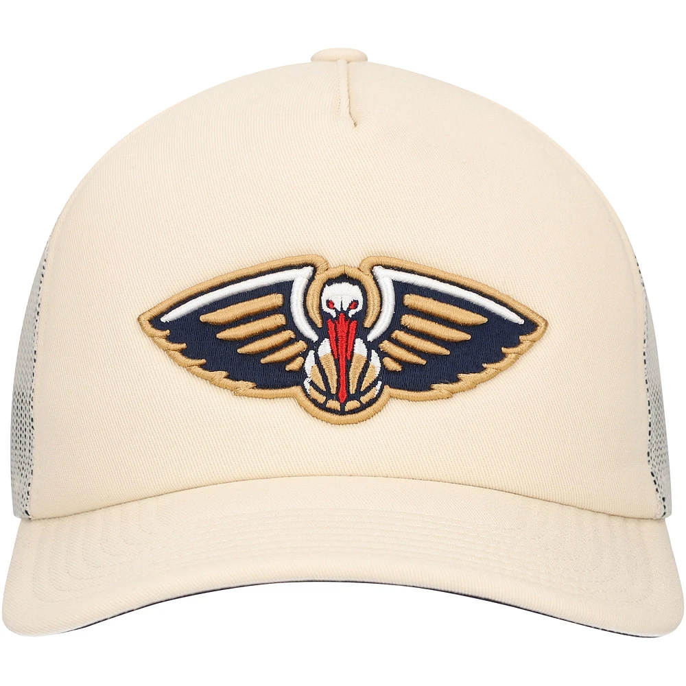 Casquette réglable de camionneur crème New Orleans Pelicans Mitchell & Ness pour hommes