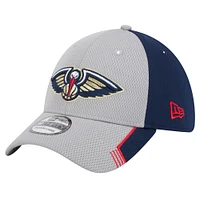 Casquette flexible 39THIRTY New Era Orleans Pelicans Active Trim pour hommes, gris/bleu marine