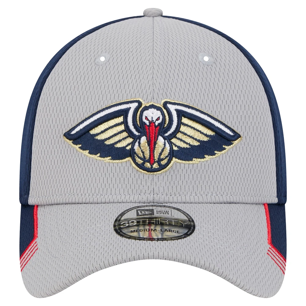 Casquette flexible 39THIRTY New Era Orleans Pelicans Active Trim pour hommes, gris/bleu marine