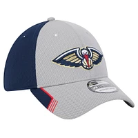 Casquette flexible 39THIRTY New Era Orleans Pelicans Active Trim pour hommes, gris/bleu marine