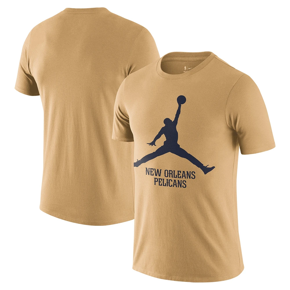 T-shirt Jumpman essentiel Nike doré pour hommes des New Orleans Pelicans