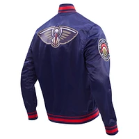 Veste universitaire en satin à bouton-pression pour hommes Pro Standard Navy New Orleans Pelicans Script Tail