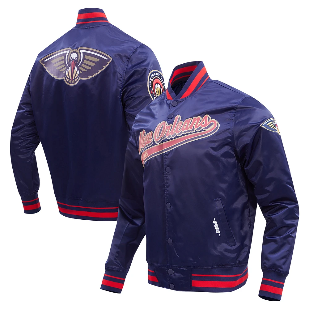 Veste universitaire en satin à bouton-pression pour hommes Pro Standard Navy New Orleans Pelicans Script Tail