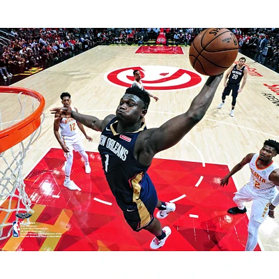 Photographie non signée de Zion Williamson en train faire un dunk avec les New Orleans Pelicans