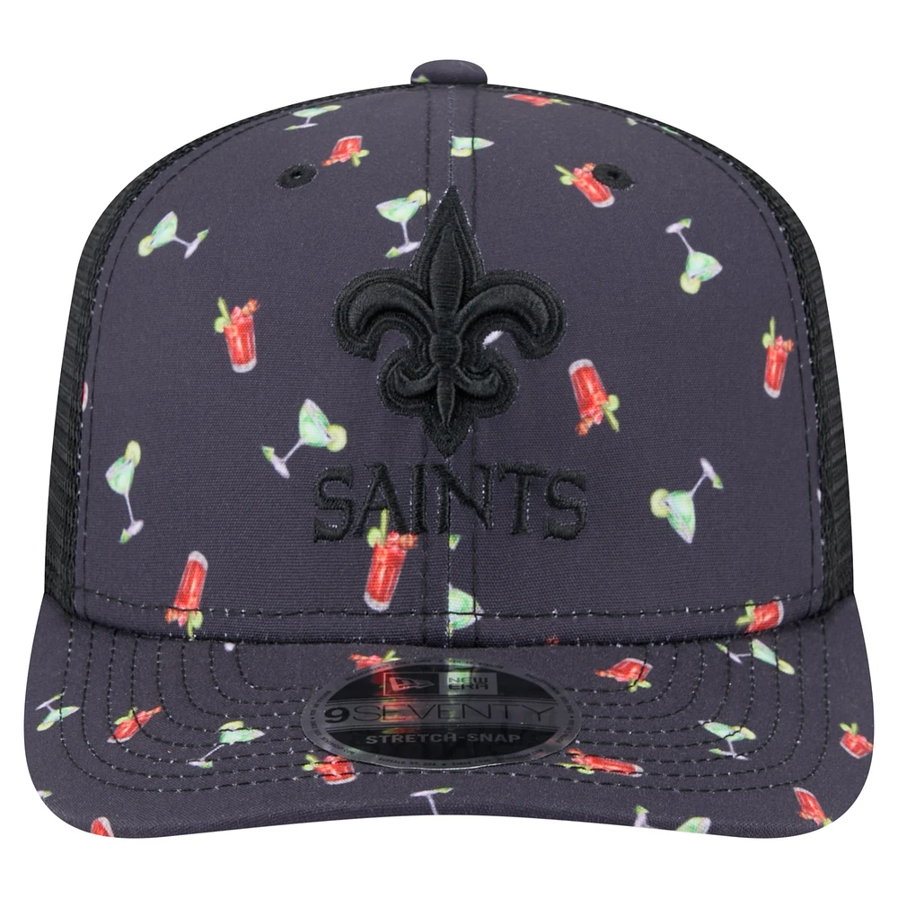 Casquette extensible à boutons-pression New Era bleu marine/noir New Orleans Saints Adventure Drinks Pattern 9SEVENTY pour homme