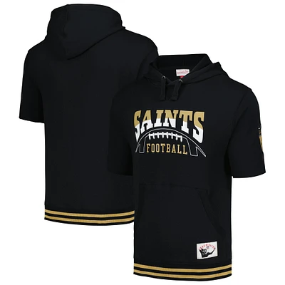 Sweat à capuche noir manches courtes d'avant-match Mitchell & Ness pour hommes des Saints de la Nouvelle-Orléans