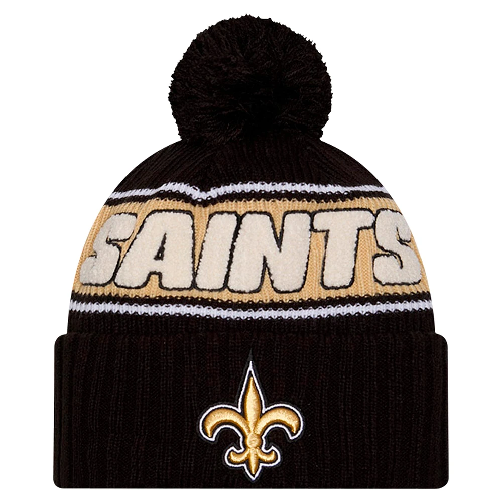 Bonnet en tricot à revers avec pompon New Era noir New Orleans Saints 2024 Sideline Sport pour homme