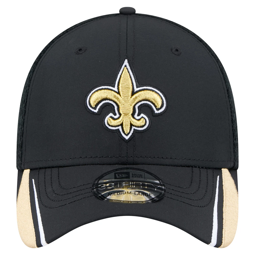 Casquette New Era noire Game Day Linear 39THIRTY Flex des Saints de la Nouvelle-Orléans pour homme