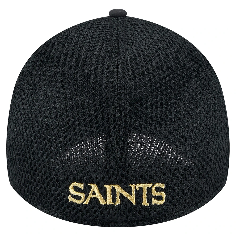 Casquette New Era noire Game Day Linear 39THIRTY Flex des Saints de la Nouvelle-Orléans pour homme