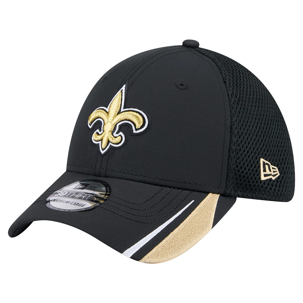 Casquette New Era noire Game Day Linear 39THIRTY Flex des Saints de la Nouvelle-Orléans pour homme