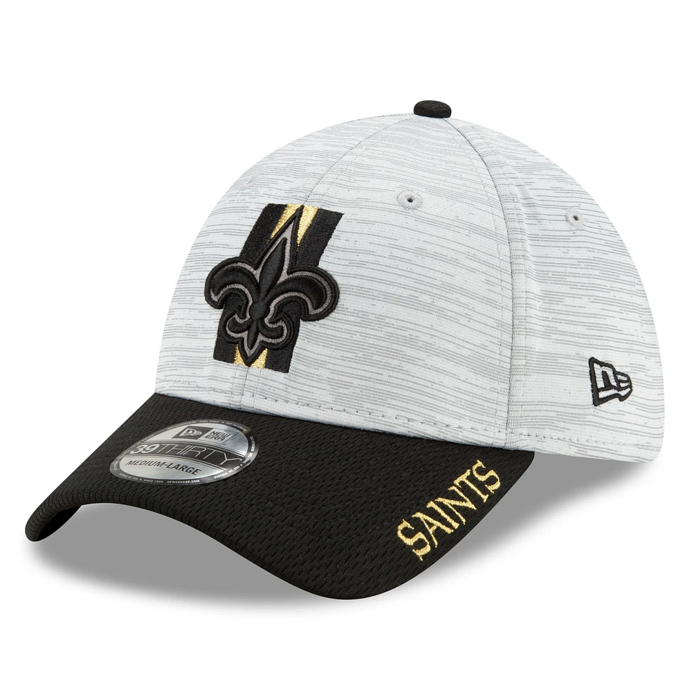 Camp d'entraînement NFL New Orleans Saints 2021 Era pour homme gris/noir - Casquette officielle 39THIRTY Flex