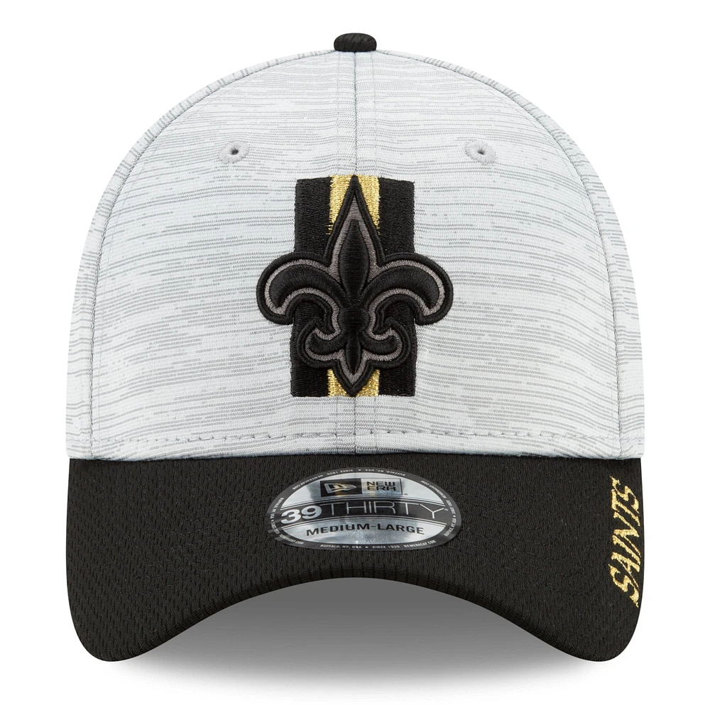 Camp d'entraînement NFL New Orleans Saints 2021 Era pour homme gris/noir - Casquette officielle 39THIRTY Flex