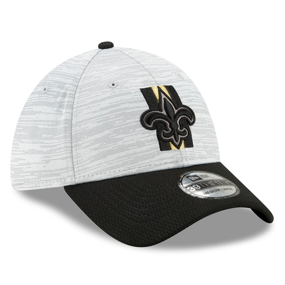 Camp d'entraînement NFL New Orleans Saints 2021 Era pour homme gris/noir - Casquette officielle 39THIRTY Flex