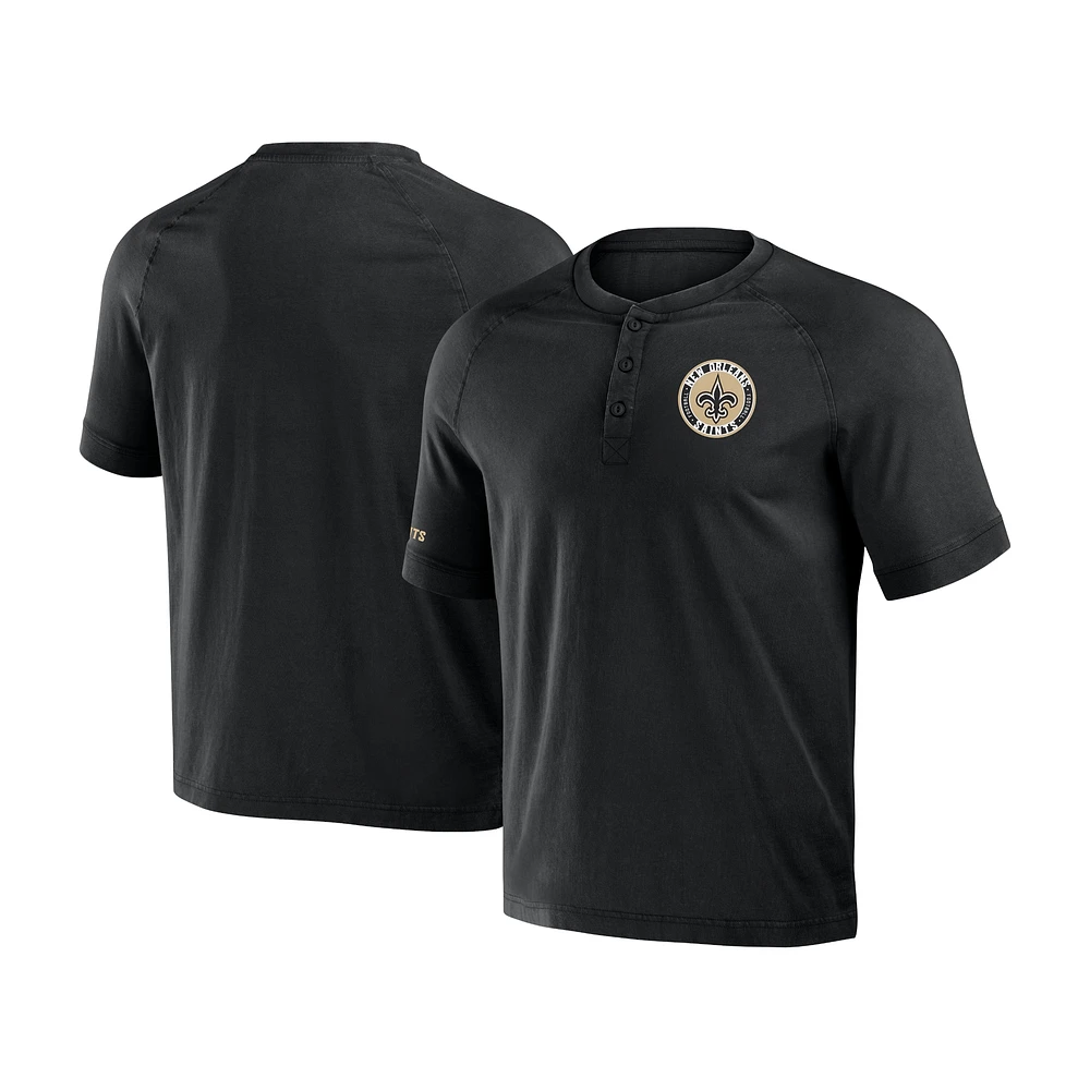 T-shirt Henley délavé noir NFL x Darius Rucker pour homme de la collection Fanatics New Orleans Saints