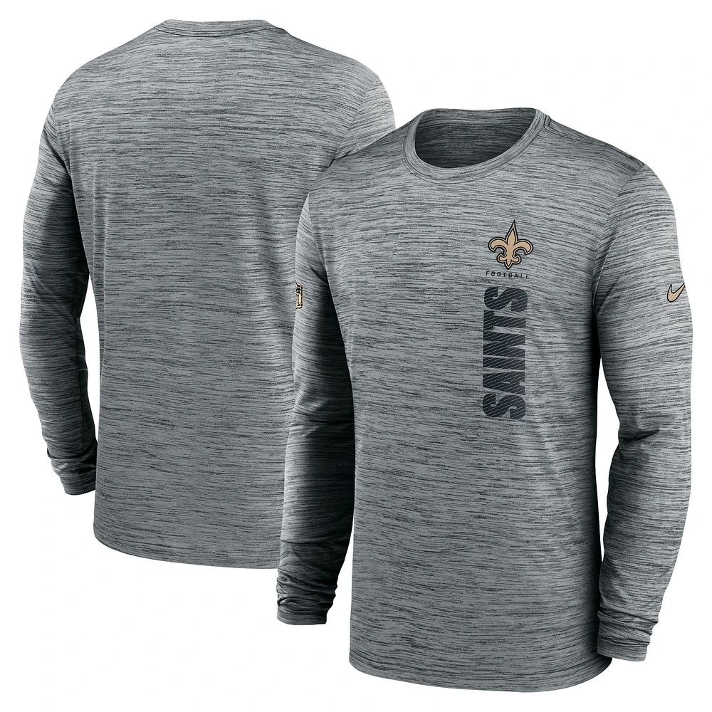 T-shirt Nike gris New Orleans Saints 2024 Sideline Velocity Performance à manches longues pour homme