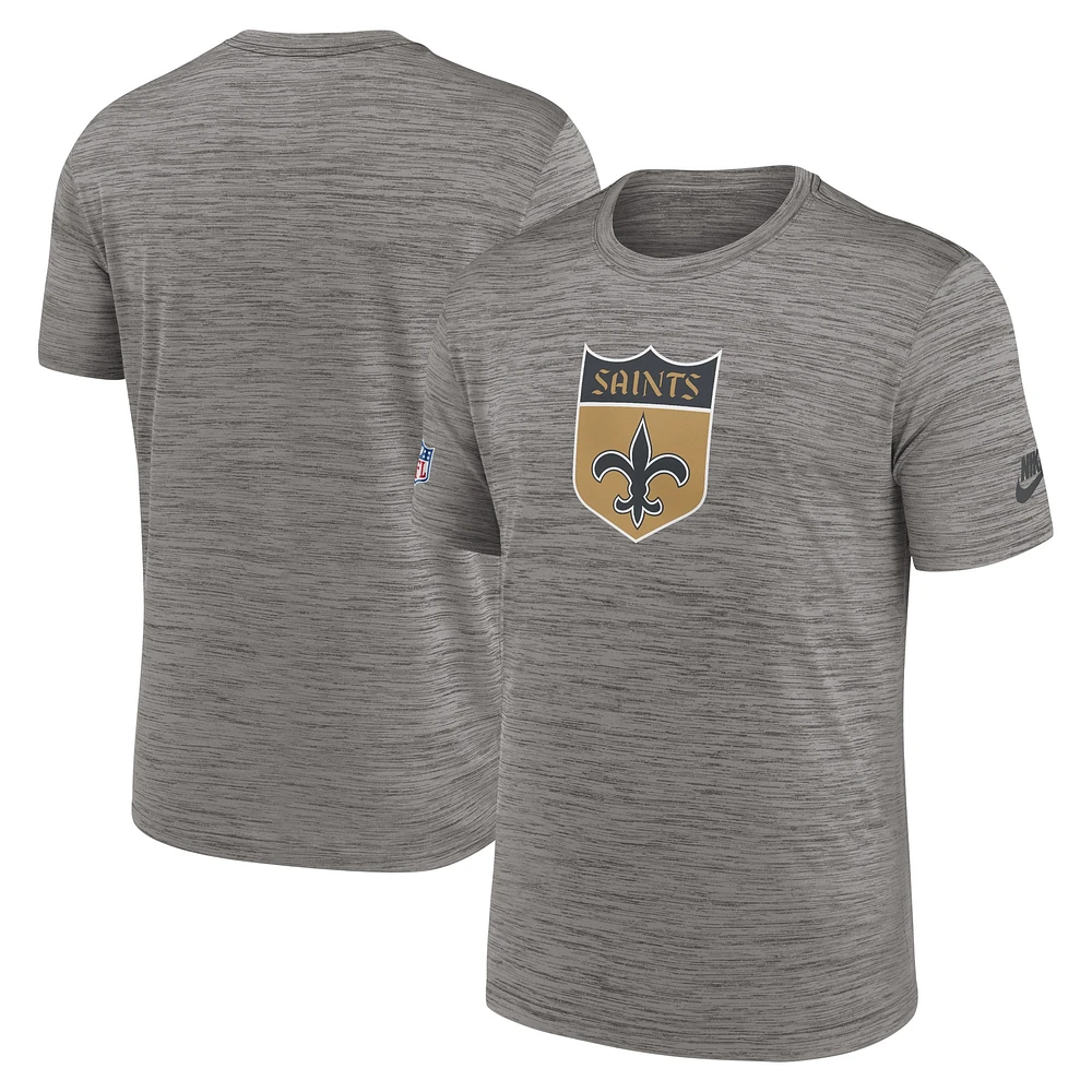 T-shirt Performance Nike Heather Charcoal New Orleans Saints 2023 Sideline Alternate Logo pour homme