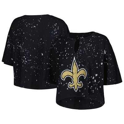 T-shirt court à col cranté Majestic Threads noir New Orleans Saints Bleach Splatter pour femmes