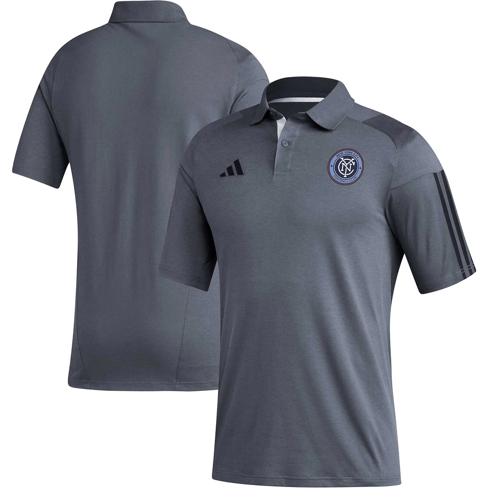 Polo d'entraînement sur le terrain adidas New York City FC 2023 pour homme gris