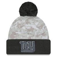 Bonnet en tricot à revers avec pompon et motif camouflage numérique New Era New York Giants 2024 Salute To Service blanc/graphite pour homme