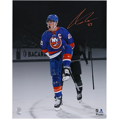 Maillot bleu autographié de 16" x 20" par Anders Lee des Islanders de New York célébrant la photo de Spotlight