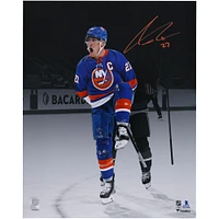 Maillot bleu autographié de 16" x 20" par Anders Lee des Islanders de New York célébrant la photo de Spotlight