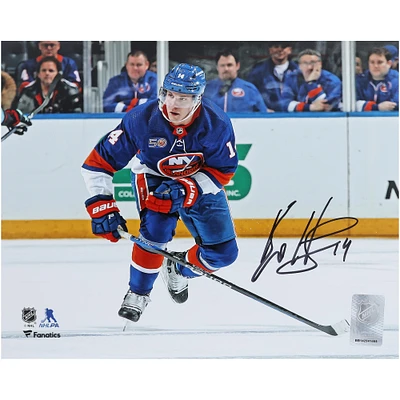 Photographie de patinage autographiée par Bo Horvat des Islanders de New York, maillot bleu