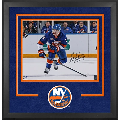 Photographie encadrée de luxe autographiée par Bo Horvat des Islanders de New York, maillot bleu, 16" x 20"