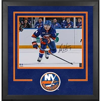 Photographie encadrée de luxe autographiée par Bo Horvat des Islanders de New York, maillot bleu, 16" x 20"