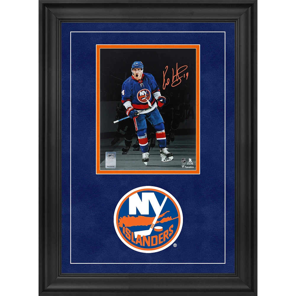 Photographie encadrée de luxe autographiée par Bo Horvat des Islanders de New York, 8" x 10", représentant le maillot bleu, célébrant le match.