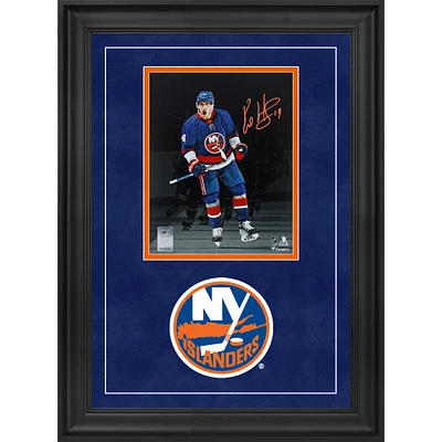 Photographie encadrée de luxe autographiée par Bo Horvat des Islanders de New York, 8" x 10", représentant le maillot bleu, célébrant le match.