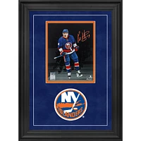 Photographie encadrée de luxe autographiée par Bo Horvat des Islanders de New York, 8" x 10", représentant le maillot bleu, célébrant le match.