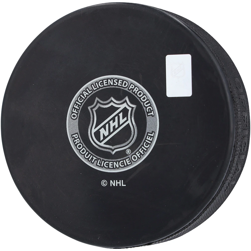 Rondelle de hockey autographiée par Bo Horvat des Islanders de New York avec l'inscription « Isles Debut 2-6-23 »